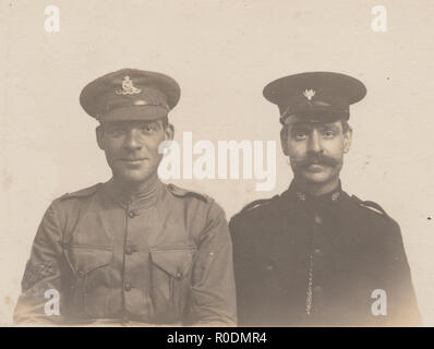 Vintage Cartolina fotografica di due britannici WW1 soldati. Uno dei soldati è un Bombardier nella Royal Artillery. Foto Stock