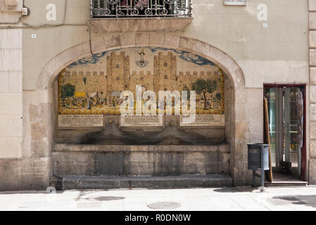 Una vecchia fontana di acqua con un muro dipinto sopra i rubinetti, Las Ramblas, Barcelona, Spagna Foto Stock