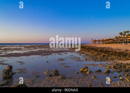 Sfondo incredibile Sharm El Sheikh, Egitto. Spiaggia di sabbia e rocce nel mare Foto Stock