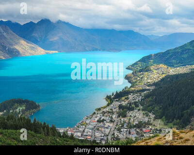 Vista aerea di Queenstown dalla cima della collina di Queenstown. (Isola del Sud, Nuova Zelanda) Foto Stock