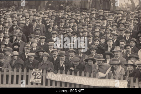 Vintage Cartolina fotografica che mostra una folla di spettatori del calcio al Brighton & Hove Albion v Corinthians calcio cravatta Cup Match in 1923. Foto Stock