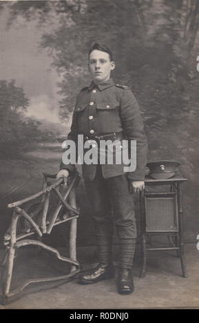 Vintage Cartolina fotografica di un giovane britannico WW1 soldato da The Royal Scots reggimento. Foto Stock