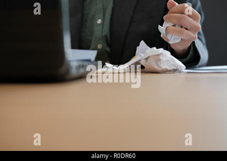 Sottolineato sconvolto arrabbiato imprenditore deformazione di schiacciamento della carta. stressante lavorare Foto Stock