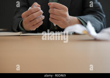 Sottolineato sconvolto arrabbiato imprenditore deformazione di schiacciamento della carta. stressante lavorare Foto Stock
