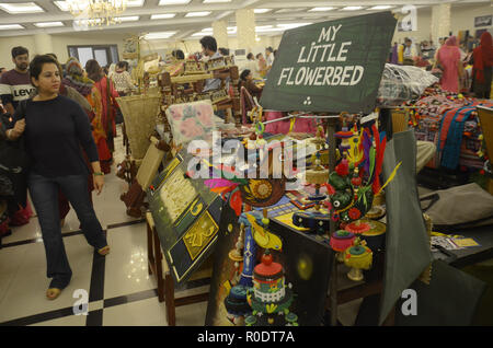 I visitatori di prendere interesse su elementi visualizzati durante (DAACHI) Arti e Mestieri Fiera mostra organizzata dalla Fondazione Daachi presso un hotel locale. Tessili, ceramica, Hunza scialli, gioielli etnici, artigianato da Gilgit, Hyderabadi schiave, Phulkari da Haripur, Taxila sculture in pietra, mobili dipinti a mano, chioschi, arte carrello merci, chioschi, dipinti e lotti di più in questa esposizione. (Foto di rana Sajid Hussain / Pacific Stampa) Foto Stock