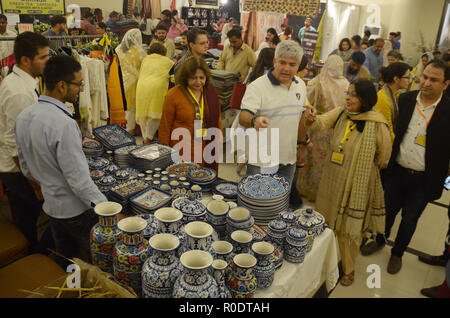 I visitatori di prendere interesse su elementi visualizzati durante (DAACHI) Arti e Mestieri Fiera mostra organizzata dalla Fondazione Daachi presso un hotel locale. Tessili, ceramica, Hunza scialli, gioielli etnici, artigianato da Gilgit, Hyderabadi schiave, Phulkari da Haripur, Taxila sculture in pietra, mobili dipinti a mano, chioschi, arte carrello merci, chioschi, dipinti e lotti di più in questa esposizione. (Foto di rana Sajid Hussain / Pacific Stampa) Foto Stock