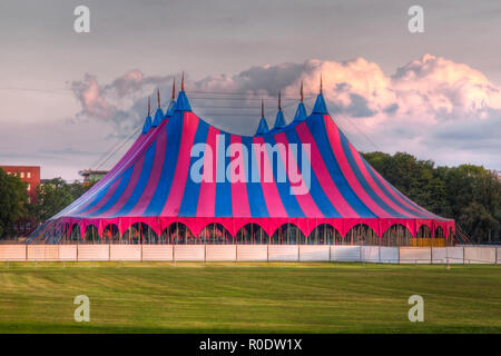 Big top tenda del circo di erba nel parco Foto Stock