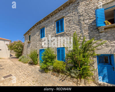 Croatian tradizionale con case dipinte di blu di Windows nella città di Osor sull isola di Cherso, Istria, Croazia, Europa Foto Stock