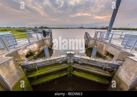 Camera di bloccaggio in una delle principali vie navigabili. Questi tipi di servizi sono uno degli elementi chiave in olandese di gestione dell'acqua. Foto Stock