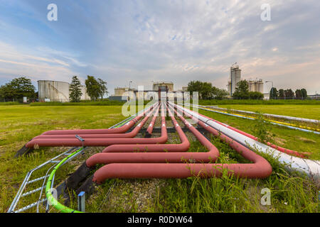Ultra wide angle view di tubi colorati su un sito industriale Foto Stock