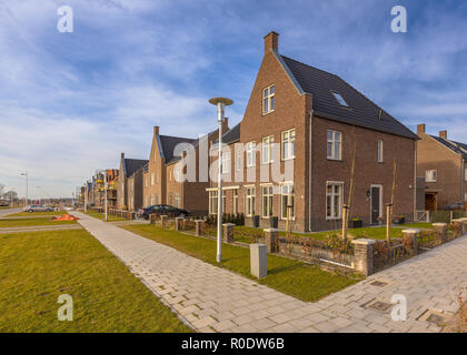 Nuovo completato giovane famiglia case su una residetial area in Randstad, Paesi Bassi Foto Stock