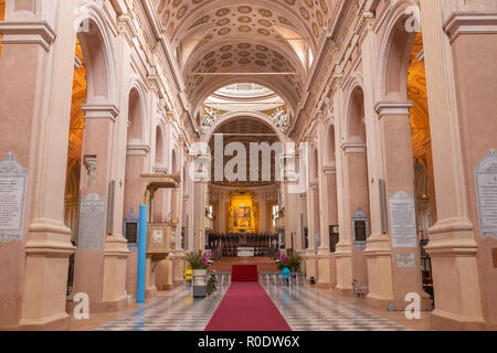 REGGIO EMILIA, Italia - 12 Aprile 2018: la navata centrale del Duomo - Duomo. Foto Stock
