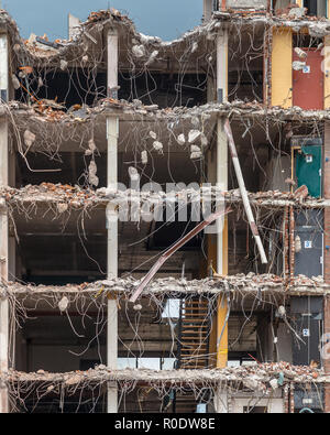 Pezzi di metallo e pietra sono fatiscenti dal demolito solai Foto Stock