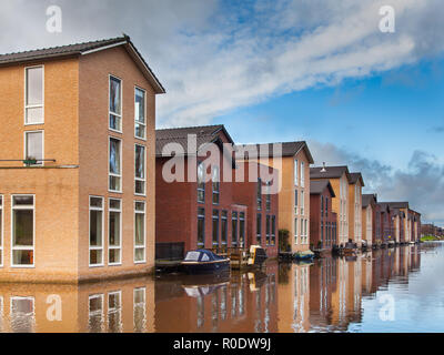 Moderna le abitazioni del ceto medio sul bordo dell'acqua in Amersfoort, Paesi Bassi Foto Stock