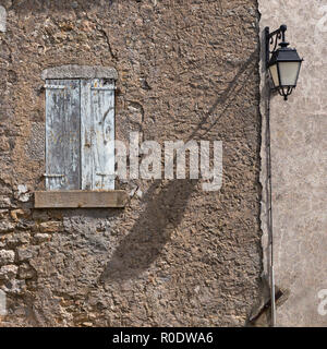 Facciata di una vecchia casa francese con vetrate e persiane alle finestre Foto Stock