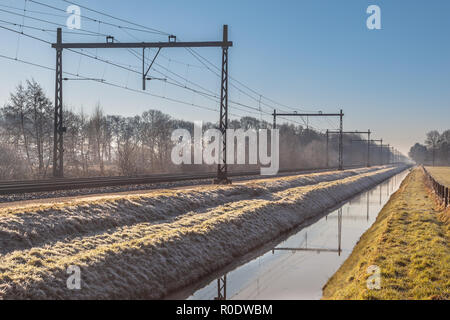 Ferrovia olandese su un Rimed inverno mattina nella Rising Sun Foto Stock