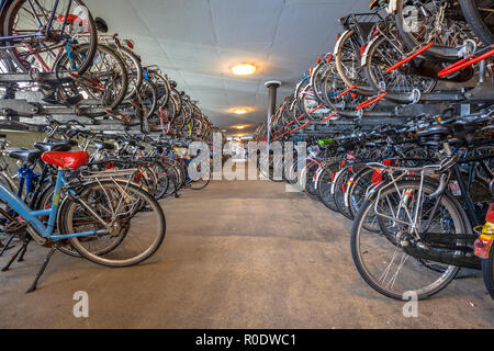 Biciclette pubbliche parcheggio Groningen stazione centrale. La città di Groningen è stato votato ' ciclo più accogliente città dei Paesi Bassi" per 3 anni in un Foto Stock