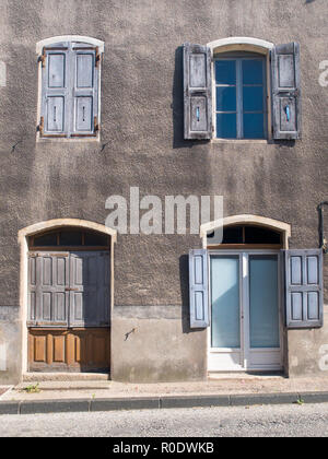 Facciata di una vecchia casa francese con vetrate e persiane alle finestre Foto Stock