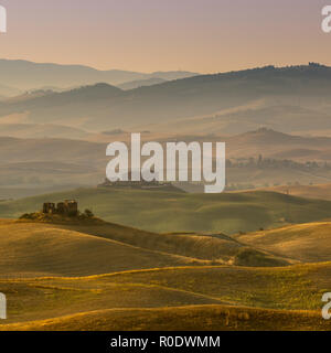 Alba sulle aziende agricole in campagna collinare della Toscana, Italia Foto Stock