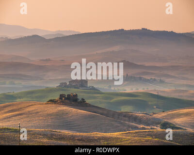 Alba sulle aziende agricole in campagna collinare della Toscana, Italia Foto Stock