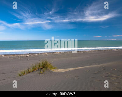 La spiaggia e le dune vicino a Mt. Egmond, Isola del nord della Nuova Zelanda Foto Stock