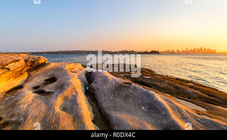 Le sponde di arenaria di Nielsen Park cercando attraverso il porto verso il centro di Sydney. Sydney Harbour National Park, Australia. Foto Stock