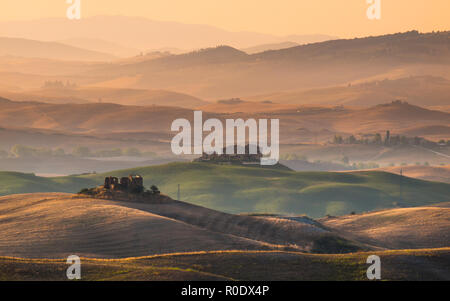 Alba sulle aziende agricole in campagna collinare della Toscana, Italia Foto Stock