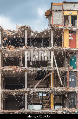 Pezzi di metallo e pietra sono fatiscenti dal demolito solai Foto Stock