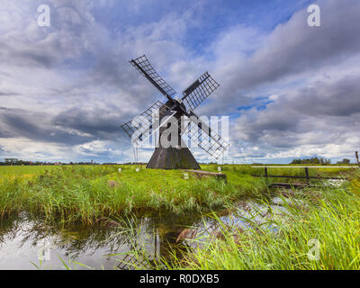 Tradizionale Mulino in legno di pompa in acqua da un polder vicino a Leeuwarden, Friesland, Paesi Bassi Foto Stock