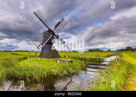Tradizionale Mulino in legno di pompa in acqua da un polder vicino a Leeuwarden, Friesland, Paesi Bassi Foto Stock