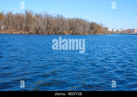 Le onde a città serbatoio un inizio primavera stagioni. Khmelnytsky, Ucraina Foto Stock