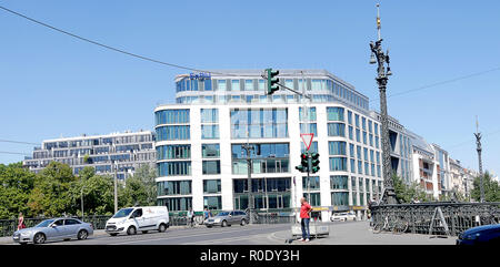 La città di Berlino è ancora in fase di ricostruzione da WW2. Molti dei suoi edifici sono modernstyle ma alcuni sono stati restaurati al loro antico splendore Foto Stock