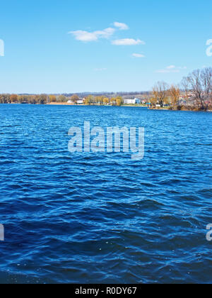 Onde azzurre al serbatoio città un inizio di primavera. Khmelnytsky, Ucraina Foto Stock