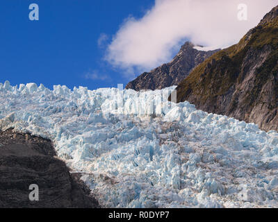 Cascata di ghiaccio sul Ghiacciaio Franz Josef, West Coast, Nuova Zelanda Foto Stock