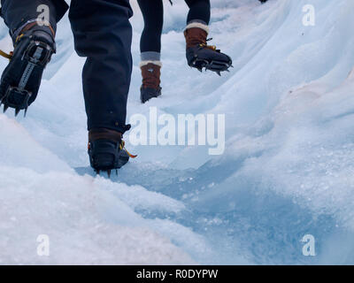 Dettaglio dei ramponi di turisti sul Ghiacciaio Franz Josef, West Coast, Nuova Zelanda Foto Stock