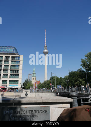 La città di Berlino è ancora in fase di ricostruzione da WW2. Molti dei suoi edifici sono modernstyle ma alcuni sono stati restaurati al loro antico splendore Foto Stock