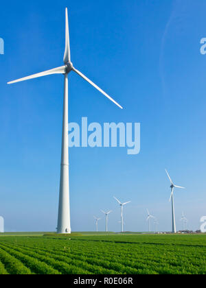 Turbina eolica in olandese il paesaggio agricolo Foto Stock