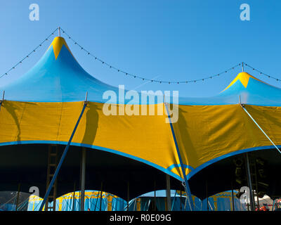 Tetto di un blu e giallo tenda del circo Foto Stock