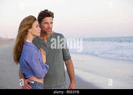 Half-Length Ritratto di Mid-Adult giovane a ammirate l'oceano Foto Stock