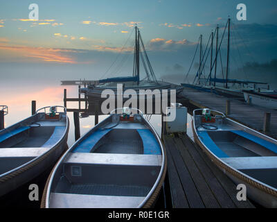 Elektrische fluisterboten liggen aangemeerd in de jachthaven van het leekstermeer Foto Stock