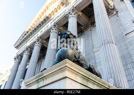 Congreso de los Diputados davanti con lion statue in bronzo e le colonne della facciata Foto Stock