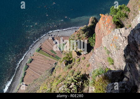 Visualizza in basso dal Cabo Girao, Madera, le più alte scogliere in Europa Foto Stock