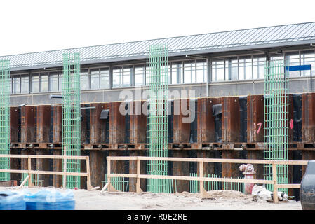 I lavoratori sono installazione verde filo saldata in acciaio di rinforzo in mesh per la costruzione in cemento Foto Stock