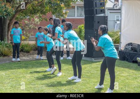 Auckland Nuova Zelanda 27 Ottobre 2018 - i giovani danzatori indiani stanno facendo il loro routine presso il Sandringham Street Festival Foto Stock