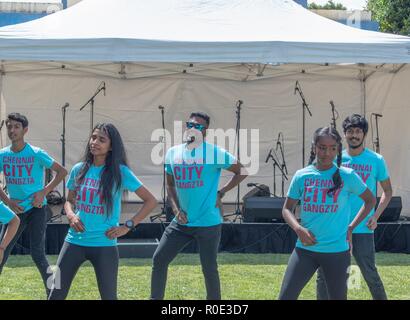 Auckland Nuova Zelanda 27 Ottobre 2018 - i giovani danzatori indiani stanno facendo il loro routine presso il Sandringham Street Festival Foto Stock