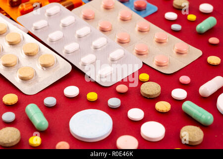 Colorate differenti pillole e capsule in confezioni - blister. Global industria farmaceutica per miliardi di dollari all'anno. Farmaci per uso Foto Stock