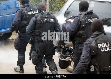 Legge speciale unità di esecuzione. Forze speciali di polizia in unità di uniformi, giubbotti antiproiettile, armi da fuoco e armi da fuoco. Mascherato degli ufficiali di polizia. Assalto speciale Te Foto Stock