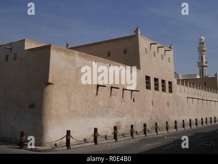 Retro di Beit Sheikh Isa bin Ali House con il minareto della Sheikh Isa bin Ali moschea dietro, Bahrein Pearl Trail, Muharraq, Regno del Bahrein Foto Stock