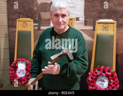 Un consolidamento strumento utilizzato dai soldati per scavare trincee durante la Prima Guerra Mondiale, di proprietà di Austin Cheevers (nella foto), da Killyleagh, il cui nonno, David Watson, a sinistra la vanga dietro mentre home in congedo. Foto Stock