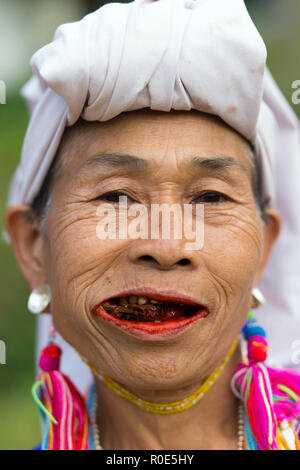 MAE KLANG LUANG, Tailandia - 18 Febbraio 2017 : un locale hilltribe Karen donna è masticare betel stabilimento di Mae Klang Luang village vicino a Chiang Mai, T Foto Stock